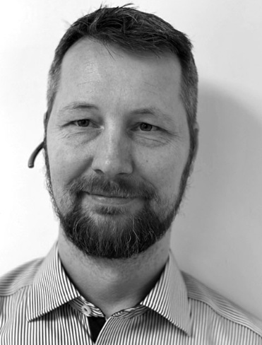 Profilbilde i sort/hvitt av en voksen mann med skjegg