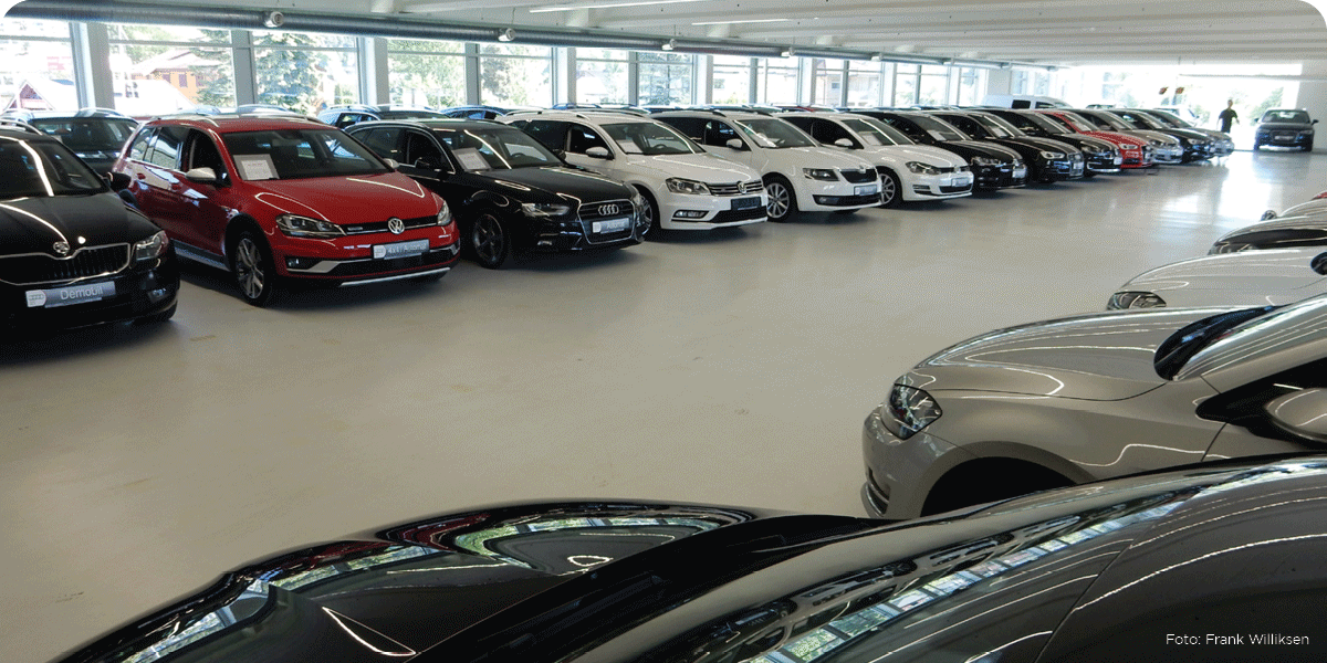 Bilmarkedet flommer over av prisavslag og rentetilbud  Her illustrest ven en hall full av biler