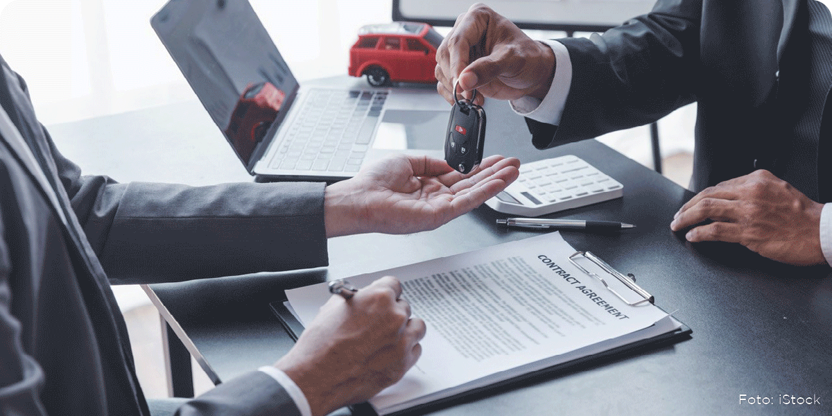 Kontrakt er signert og bilnøkler overleveres fra en hånd til en annen
