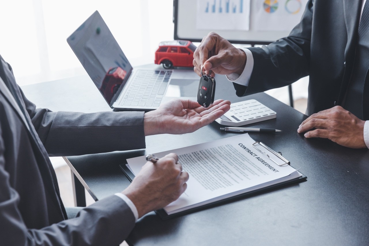 Kontrakt er signert og bilnøkler overleveres fra en hånd til en annen