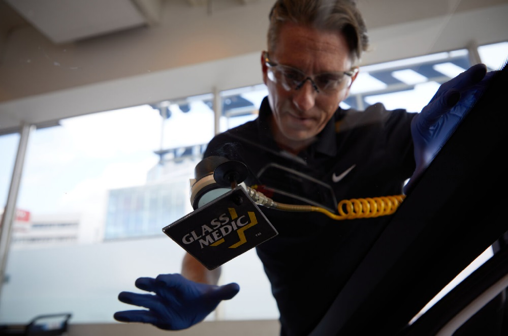 Mekoaniker som reparerer en frontrute med steinsprut