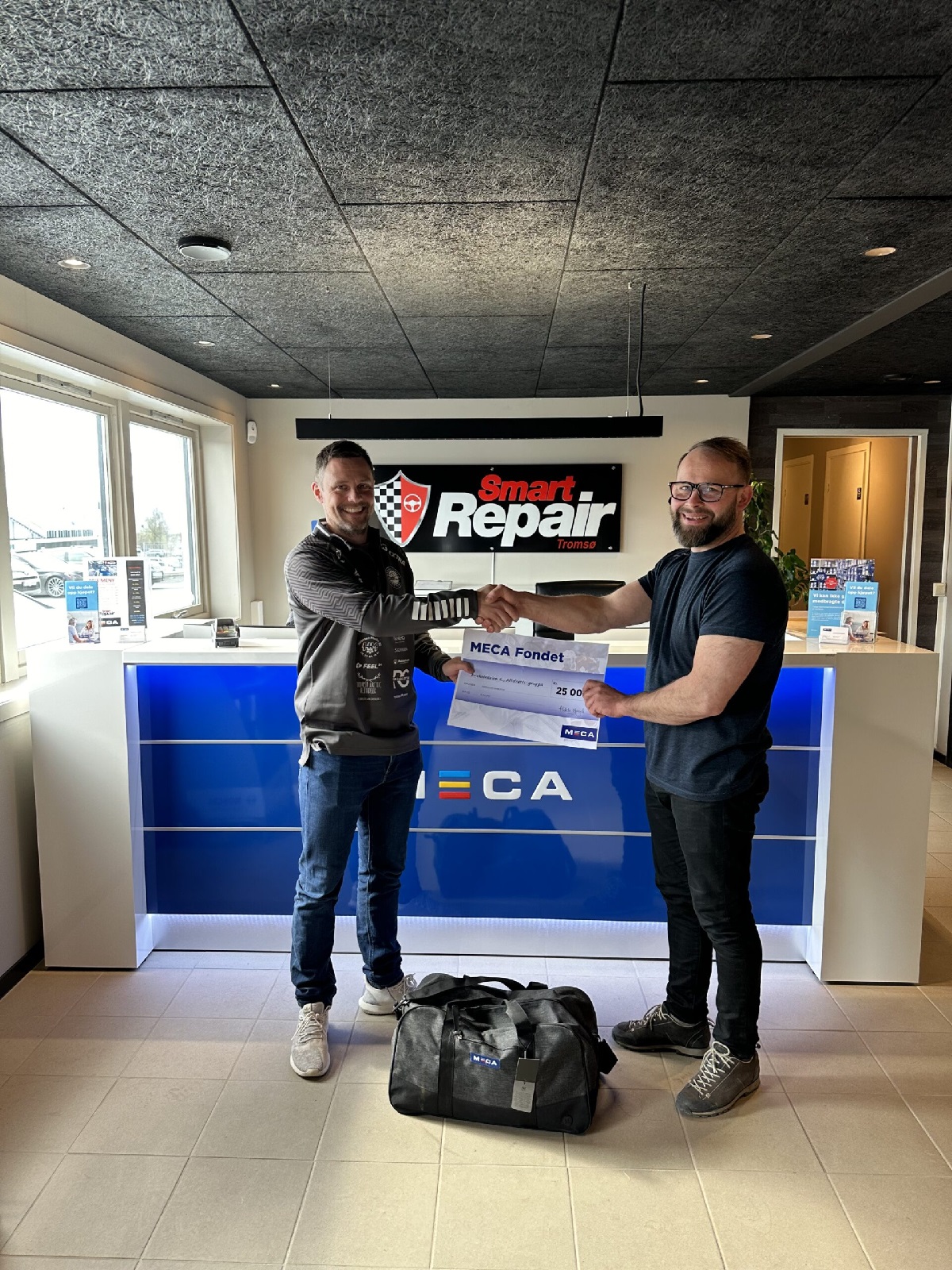 Smart Repair i Tromsø, hadde gleden av å overrekke en gavesjekk på kr25.000,- fra MECA Fondet til Krokelvdalen IL, Allidrett
