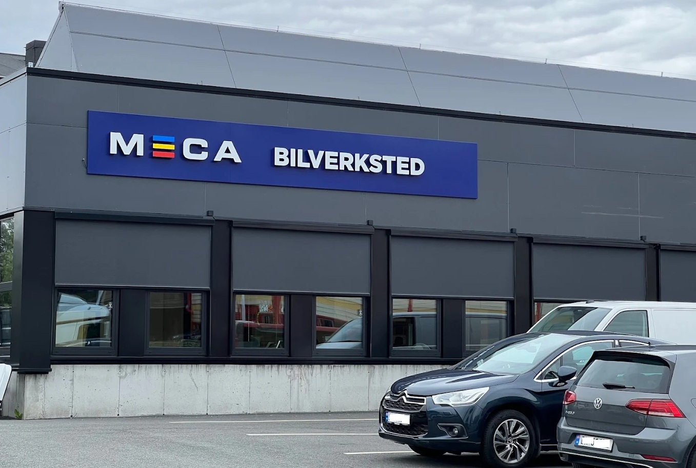 Moderne grå og svart fasade på MECA bilverksted