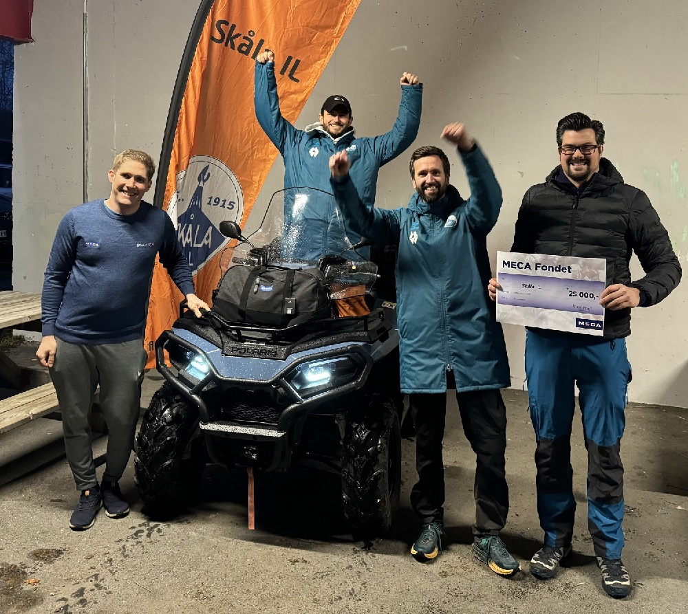 MECA fondet vinner for september 2024 er Skåla IL. De mottar en gavesjekk på 25 000.- kroner. Her avbildet foran ATV-en brukes flittig året rundt hos klubben