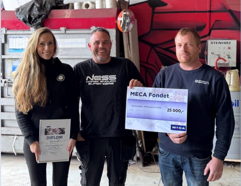 Sjekken fra MECA Fondet blir formelt overlevert Samnanger Motorsport Klubb.