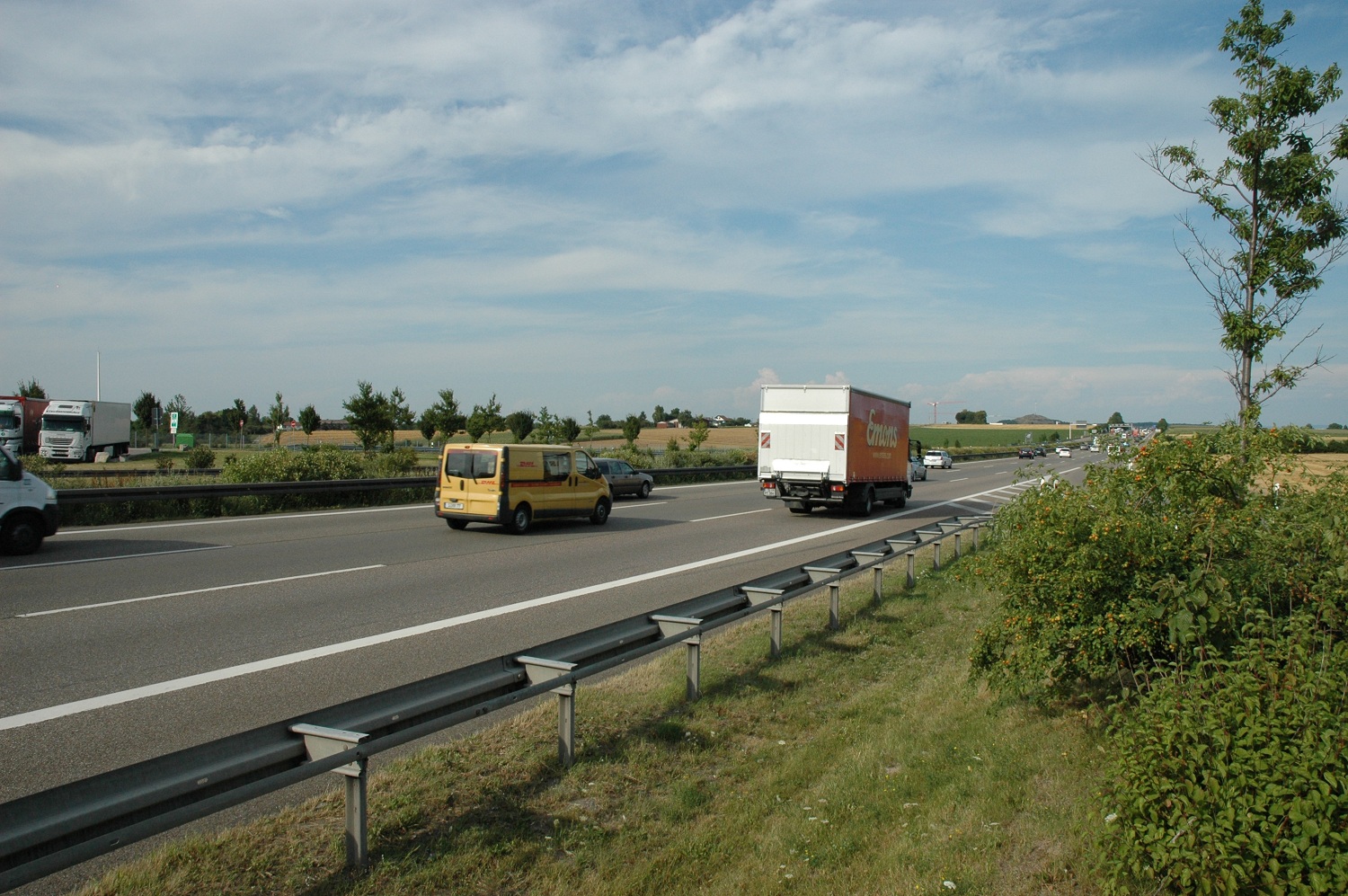 Rolig trafikk på en mindre motorvei i Tyskland