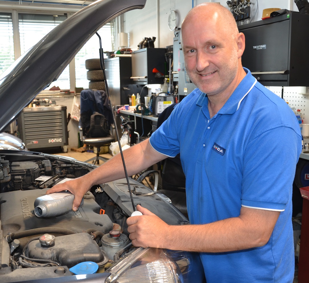 Jon H. Tønnesen hos MECA Rud anbefaler minst ett bytte av olje og filter årlig, helst i overgangen fra høst til vinter,