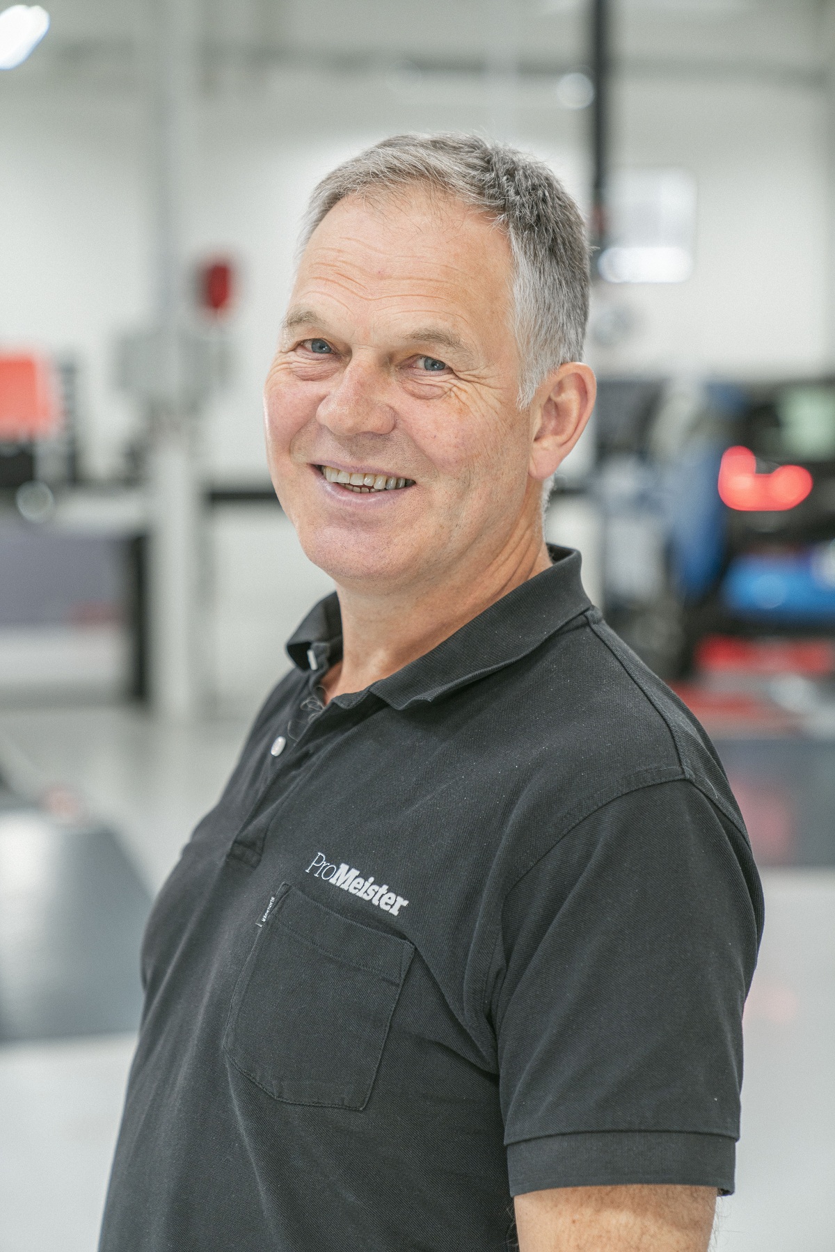 Profilbilde av en voksen mann med svart t-shirt