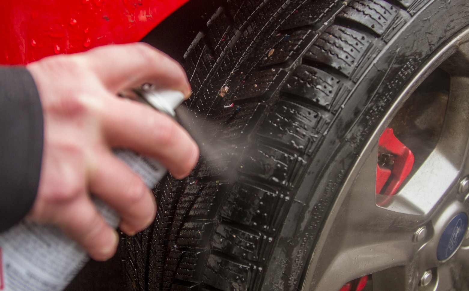 Sprayer bildekket på en rød bil, for bedre vedlikehold på vinterveier