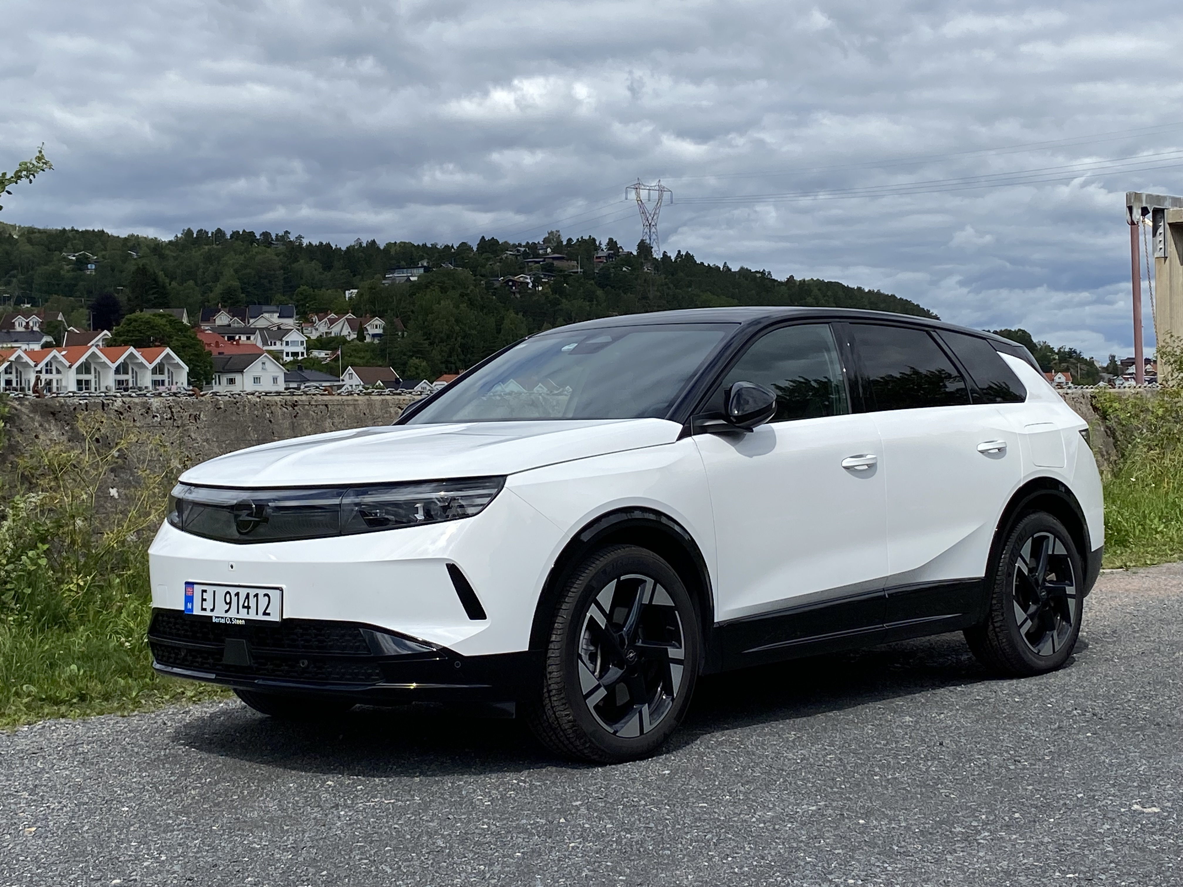 Hvit Opel Grandland med svart tak