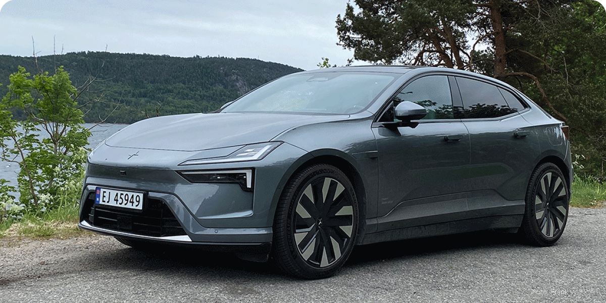 Grå Polestar 4 i landlige omgivelser