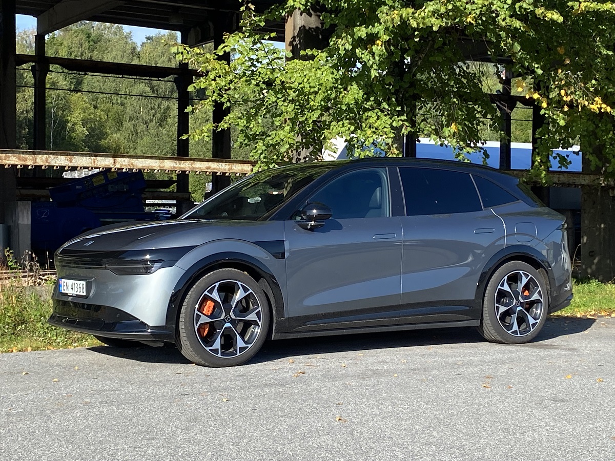 Grå Zeekr 7X på en asfaltplass med grønne tr'r rundt