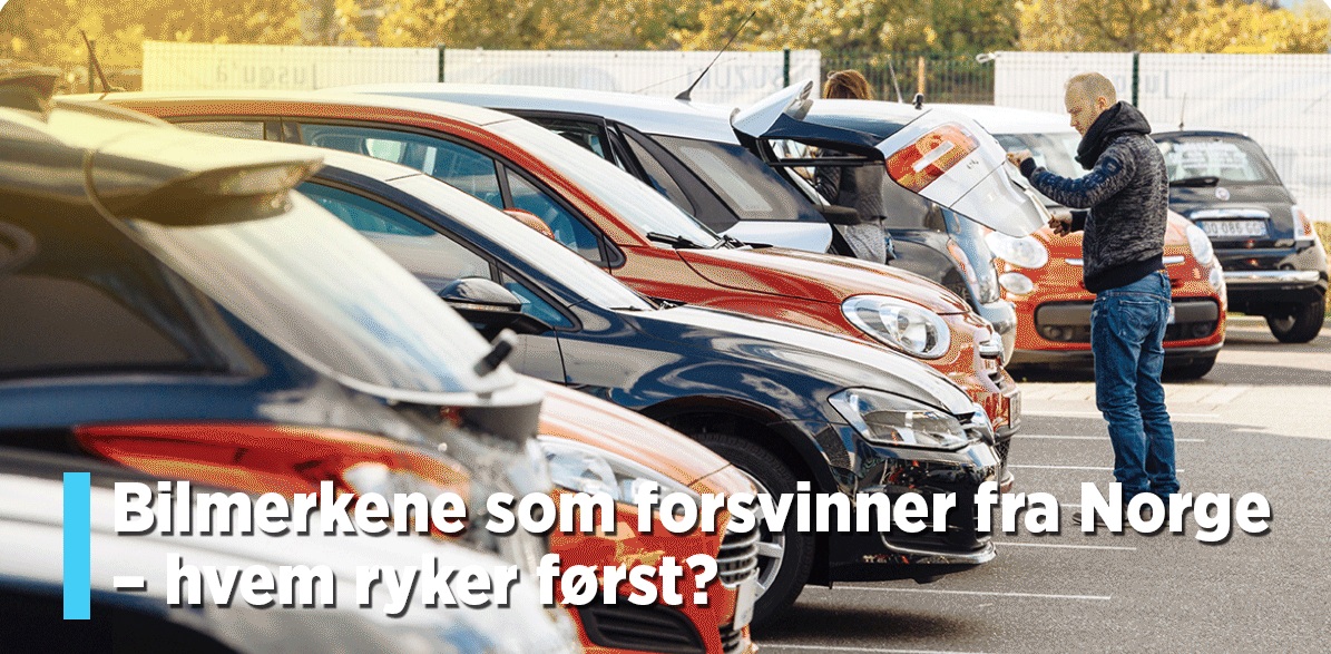 Mann med svart skinnjakke og jeans sjekker bruktbiler på parkeringsplass