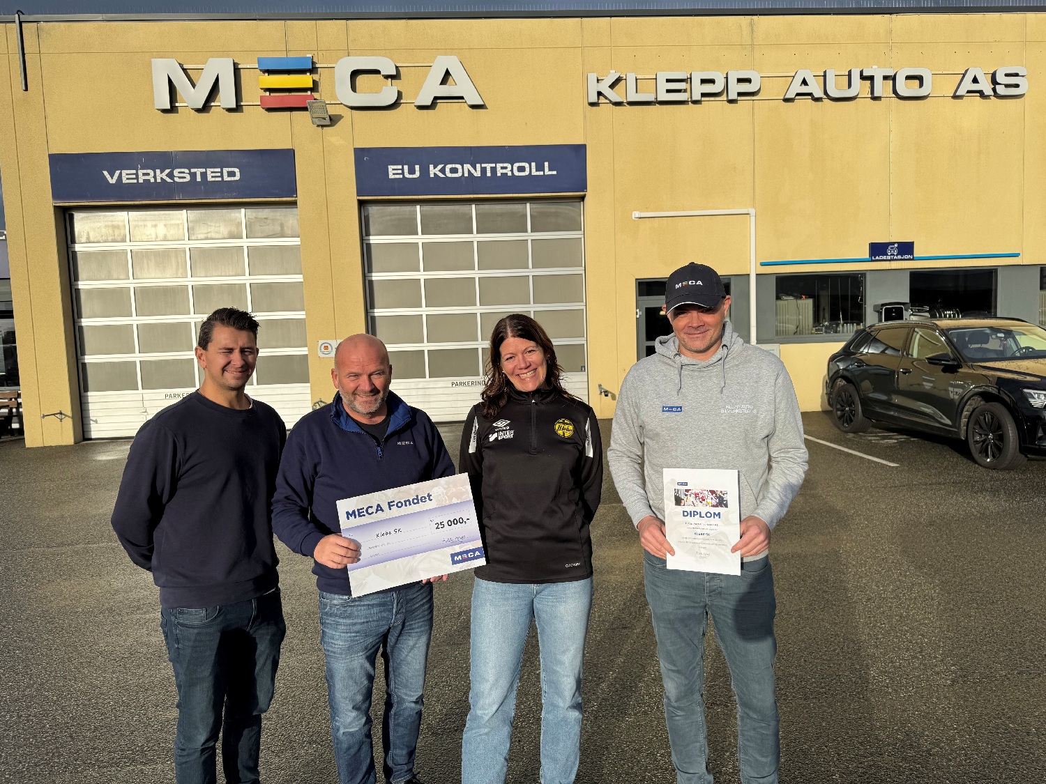 Utdeling av gavesjekk på 25 000.- fra MECA fondet til Klebe SK foran MECA verkstedet Klepp Auto sine verkstedporter