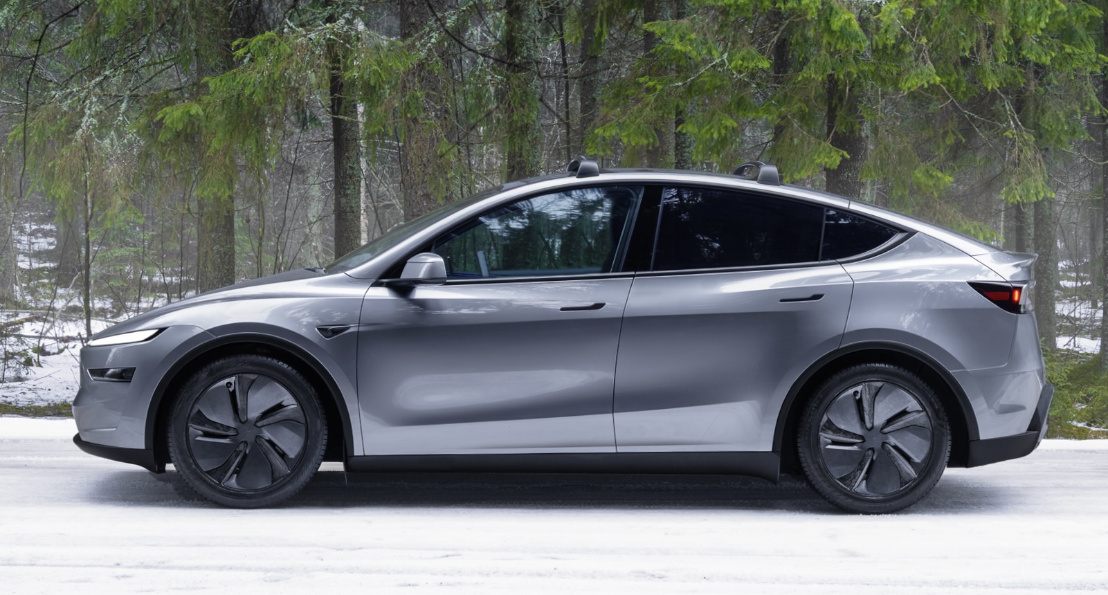 Grå Tesla Model Y i fornyet versjon i 2025