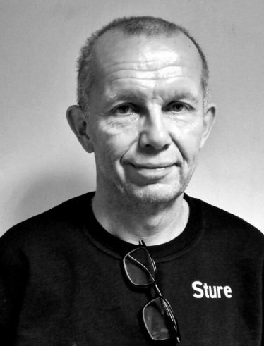 Profilbilde i sort/hvitt av en voksen mann 