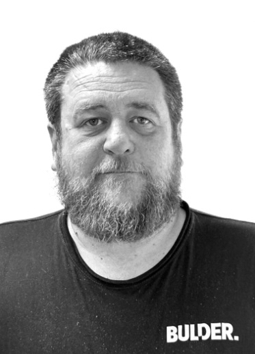 Profilbilde i sort/hvitt av en voksen mann med skjegg