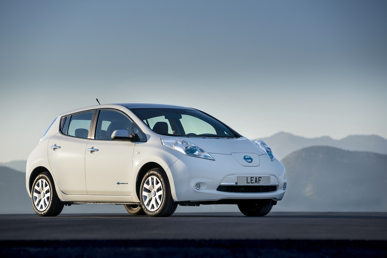 Hvit Nissan Leaf