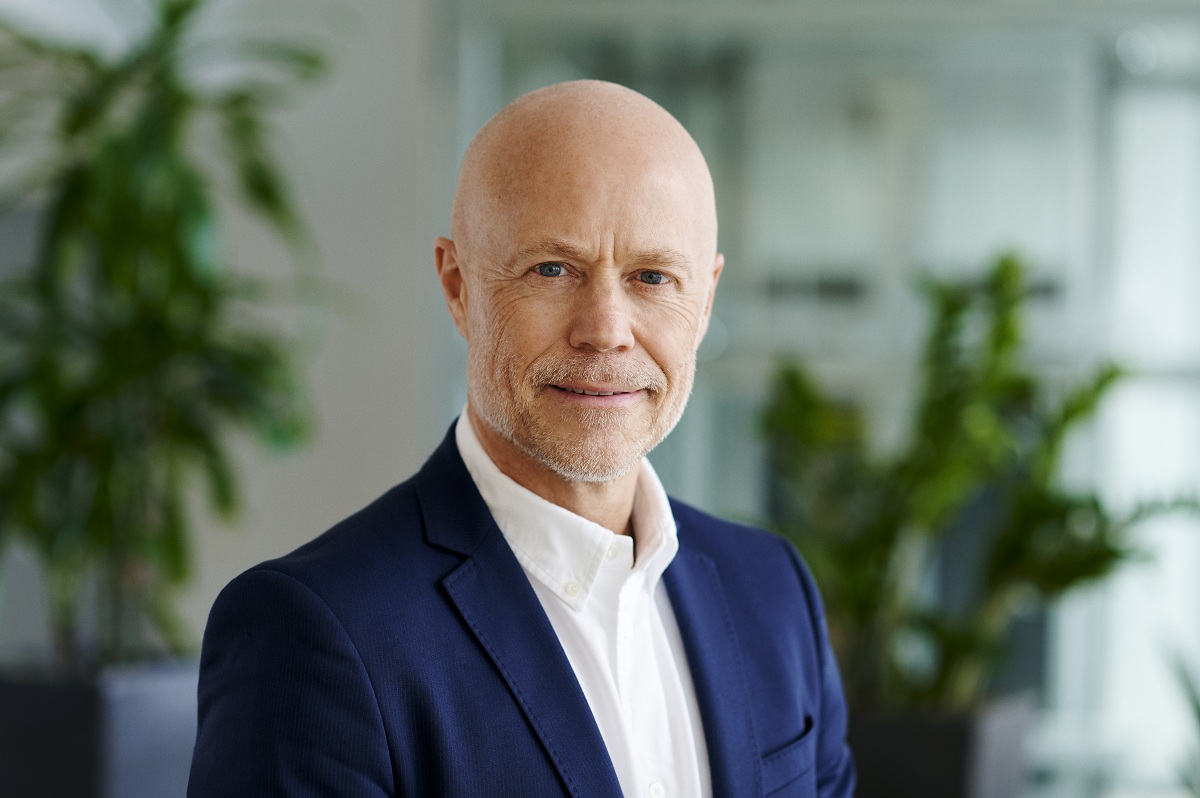 Profilbilde av voksen mann med hvit skjorte og blå dress