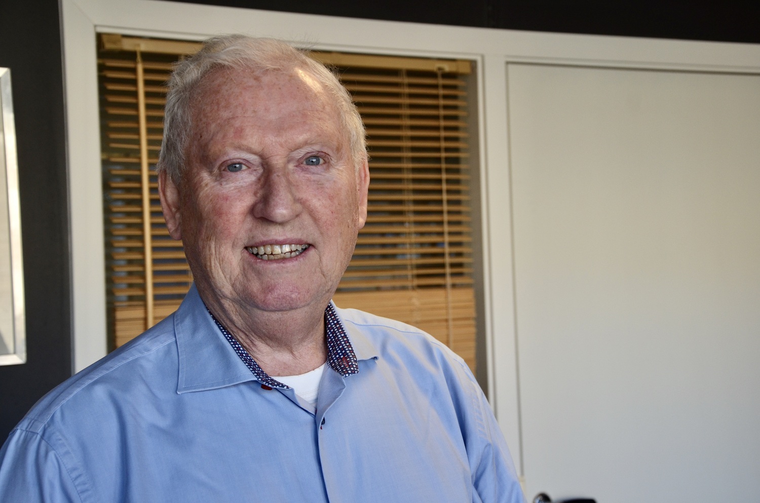 Profilbilde av voksen mann med lys blå skjorte