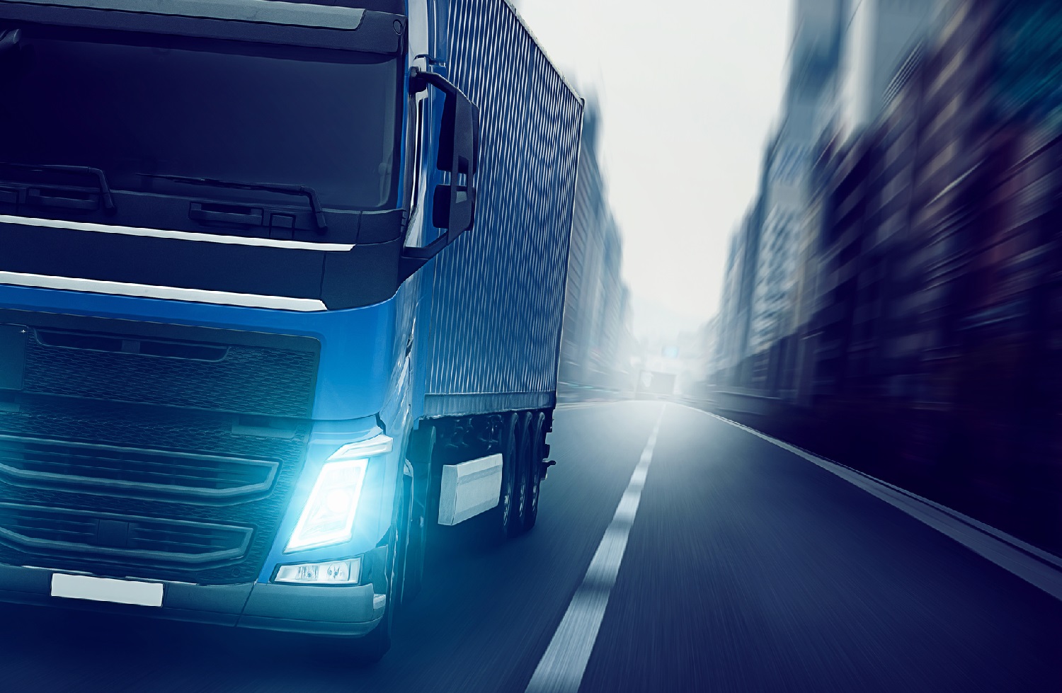 Lastebil i blåtimen